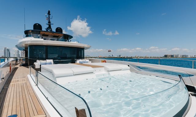 Lady K yacht Hot Tub Island