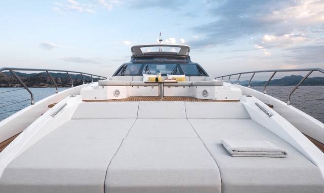 Chillin' yacht Highly Social Bow Lounge