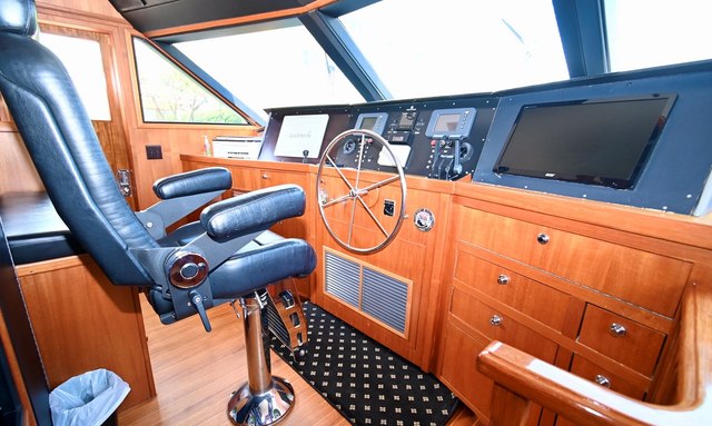 Captivator yacht Comprehensive Pilot House