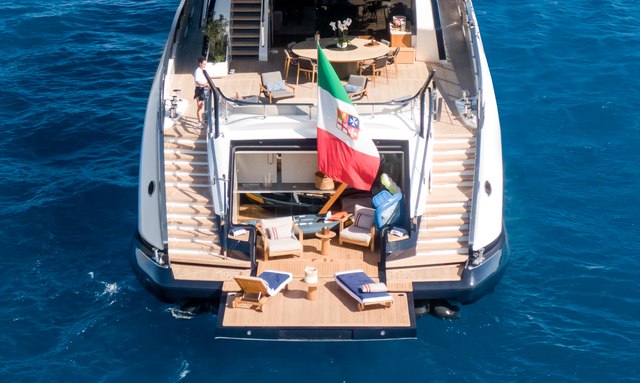 No Rush yacht Beach Club With Fold-Down Transom