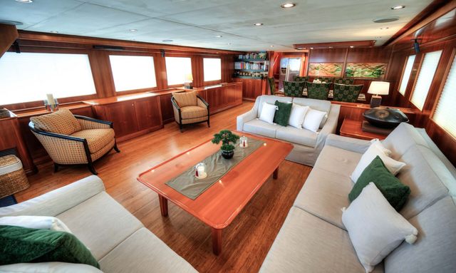 Voyager yacht Bright Main Salon