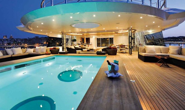 Vibrant Curiosity yacht Swimming Pool