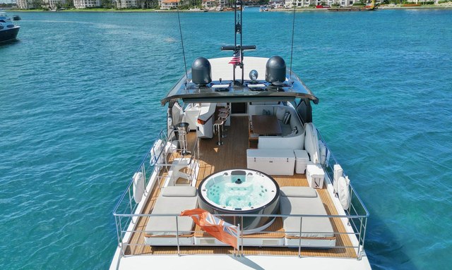 Enchante yacht Flybridge Hot Tub