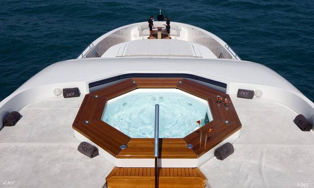 Totem yacht Jacuzzi