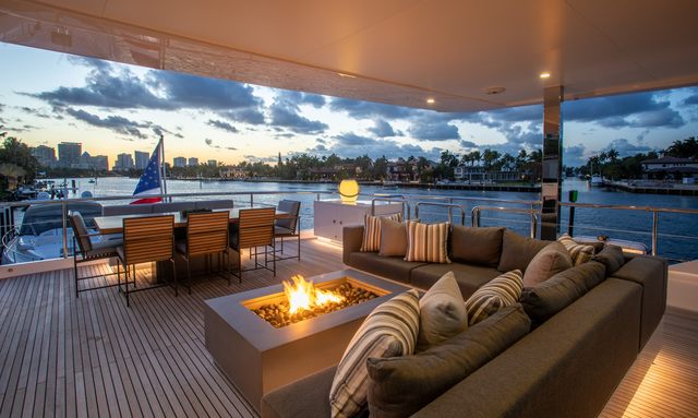 Hermosa yacht Custom Aft Deck