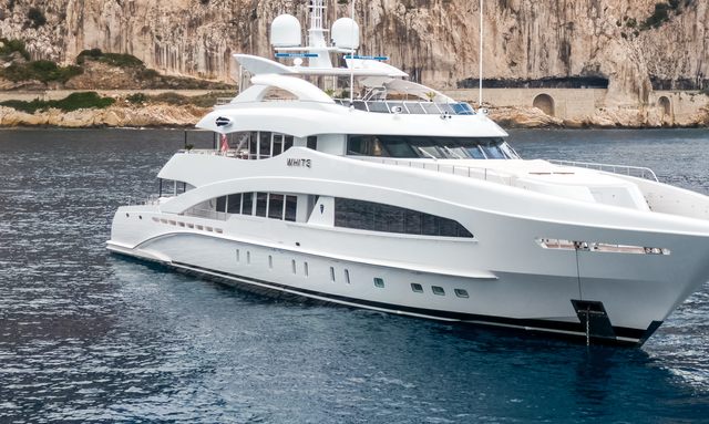 Fan Too yacht Striking Glazed Superstructure