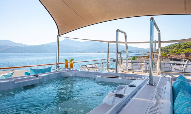 Illusion I yacht Jacuzzi and Beach Club