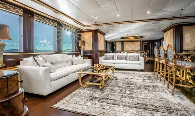 Beachm yacht Classically Styled Salon