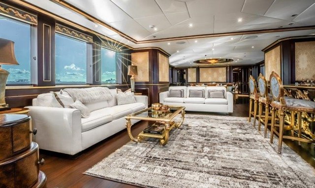 Status Quo yacht Classically Styled Salon