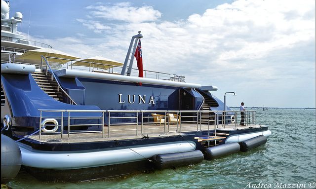 Luna yacht Beach Club