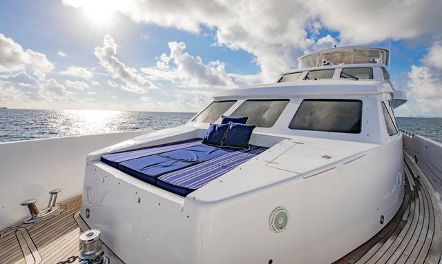 Park Place yacht Walkaround Sidedecks