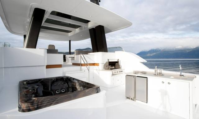 Crescent Lady yacht Flybridge Hot Tub