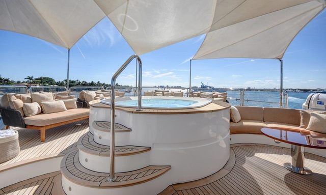 Groover yacht Sundeck Hot Tub