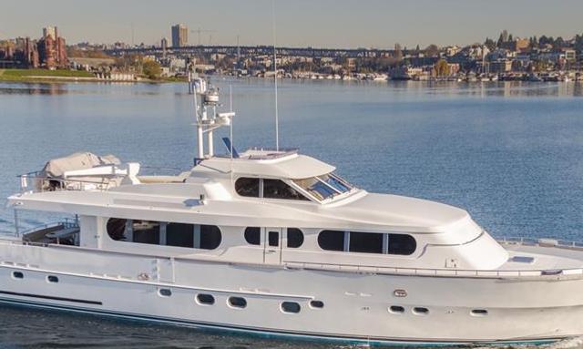 Lady Sapphire yacht Raised Pilothouse with Clear Separation