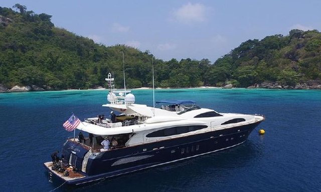 Last Man Standing yacht Flybridge with full hardtop