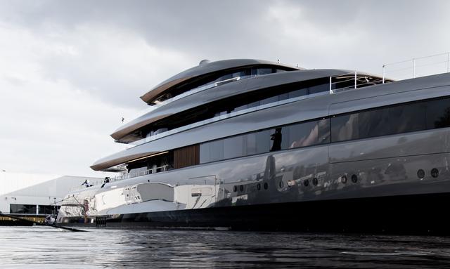 Obsidian yacht Carbon-Fibre Deck Overhangs