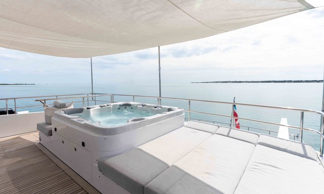 Sea Axis yacht Large Jacuzzi