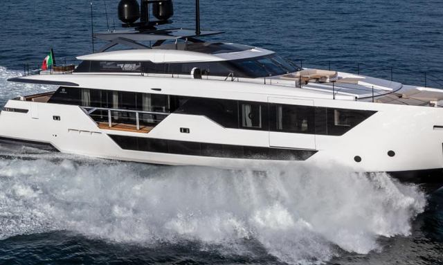 Sazel yacht Continuous full-length glazing