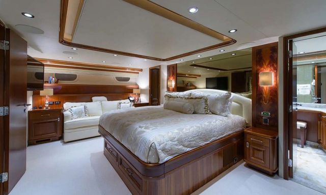 Seaquinn yacht Full-Beam Master Suite