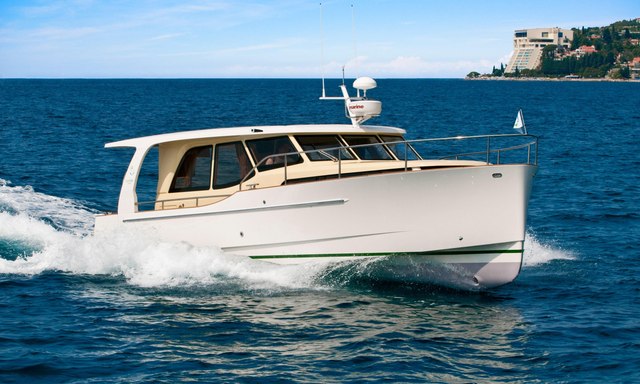 Greenline 33 - Winner of 2011 Best Wheelhouse and Walkaround