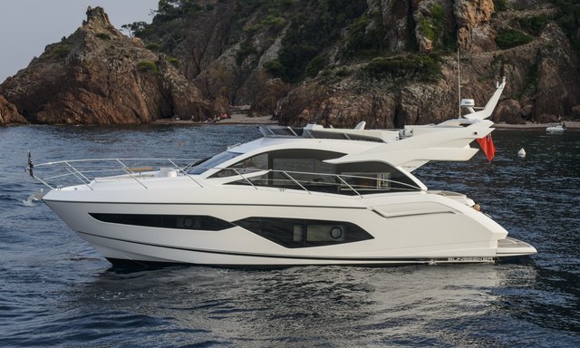 Manhattan 52 - Winner of 2017 Flybridge (up to 55ft)