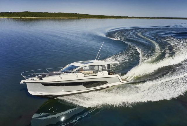 Sealine C335 