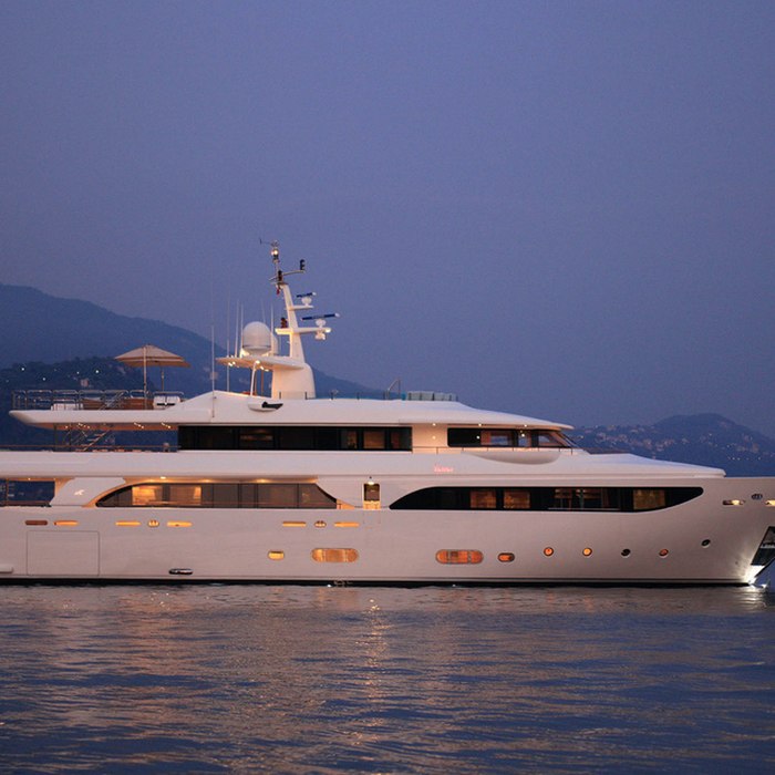 Hana yacht exterior 2