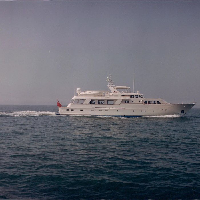 Casual Water yacht exterior 2