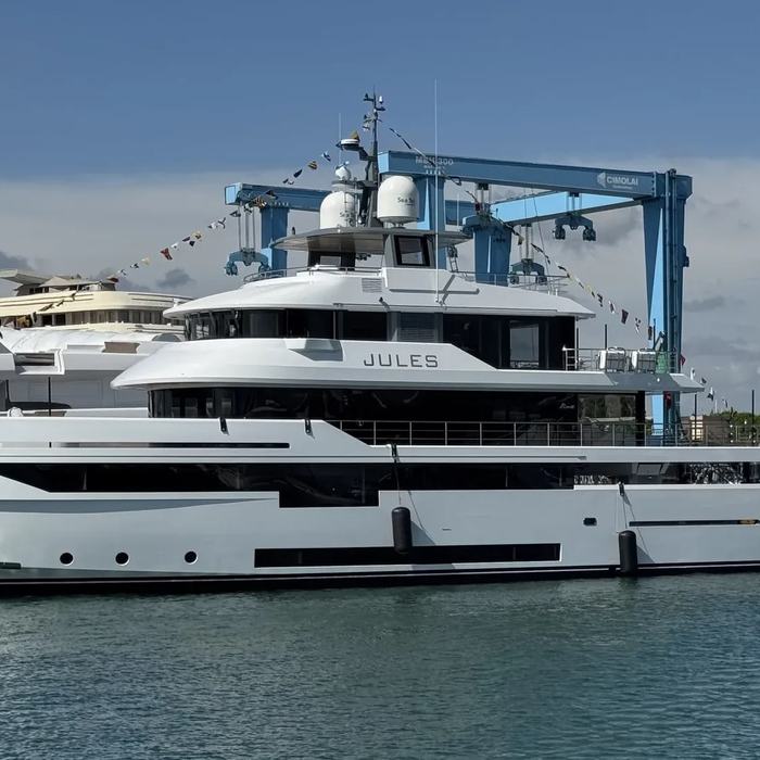 Jules yacht exterior 2