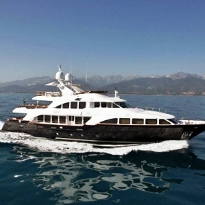 Soho yacht exterior 2