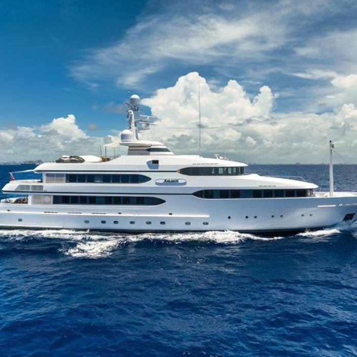 Amanti yacht exterior 2