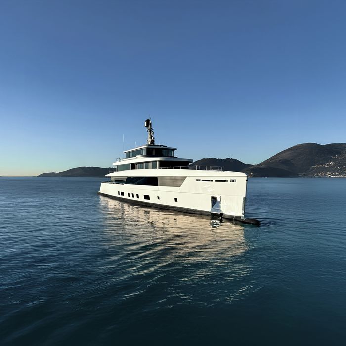 Fantasy yacht exterior 2