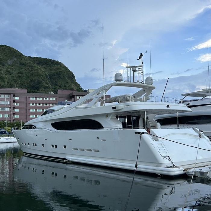 Pandora yacht exterior 2