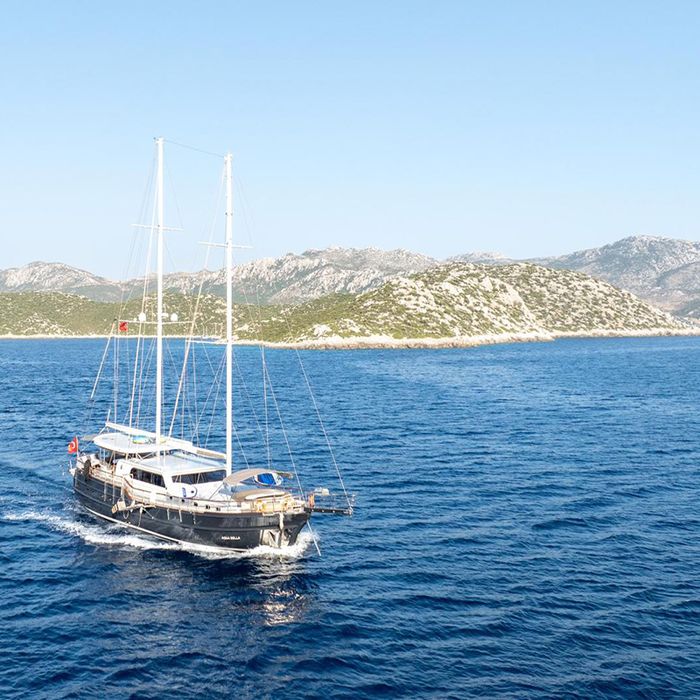 Aqua Bella yacht exterior 2