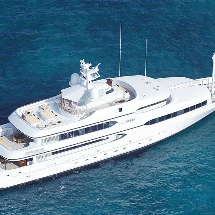 Amanti yacht exterior 2