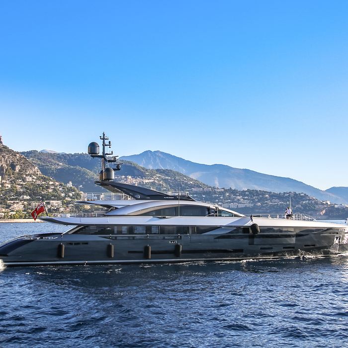 Flying Dagger yacht exterior 2