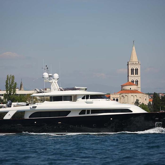 Klobuk yacht exterior 2