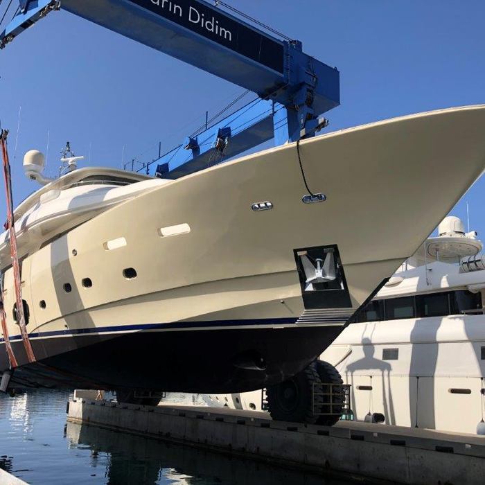 Lulu V yacht exterior 2
