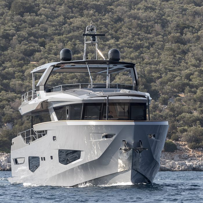 Kamoka yacht exterior 4