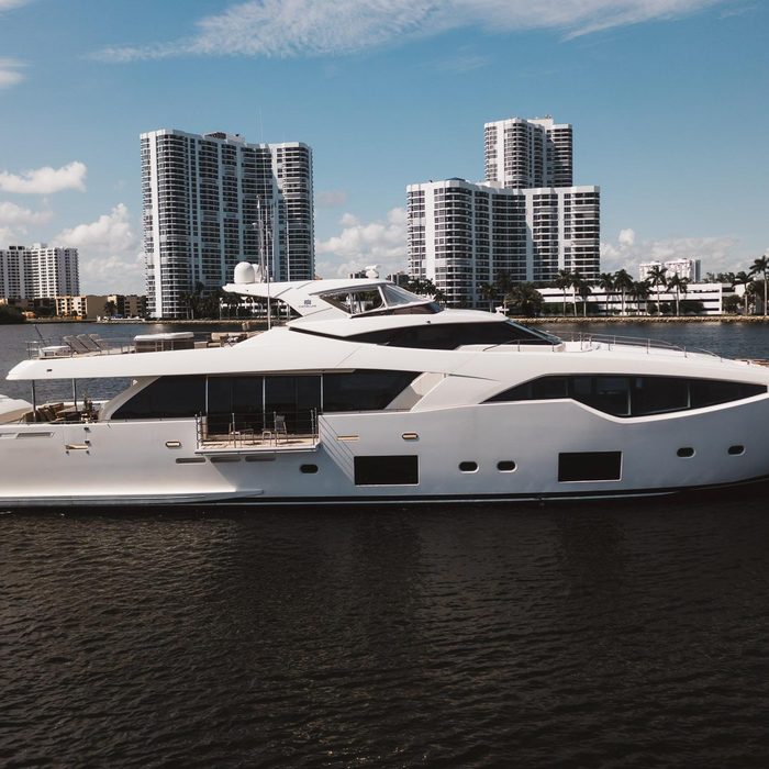 Dokinha V yacht exterior 2