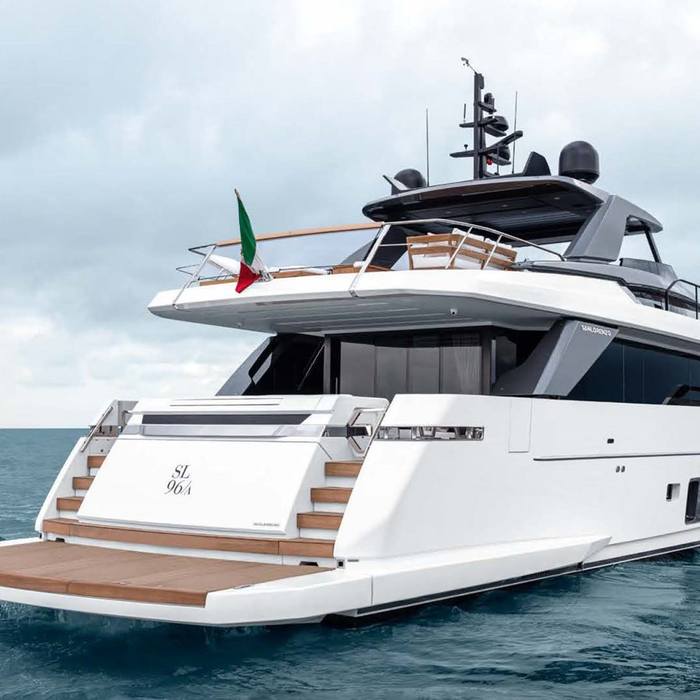Da Moon yacht exterior 2