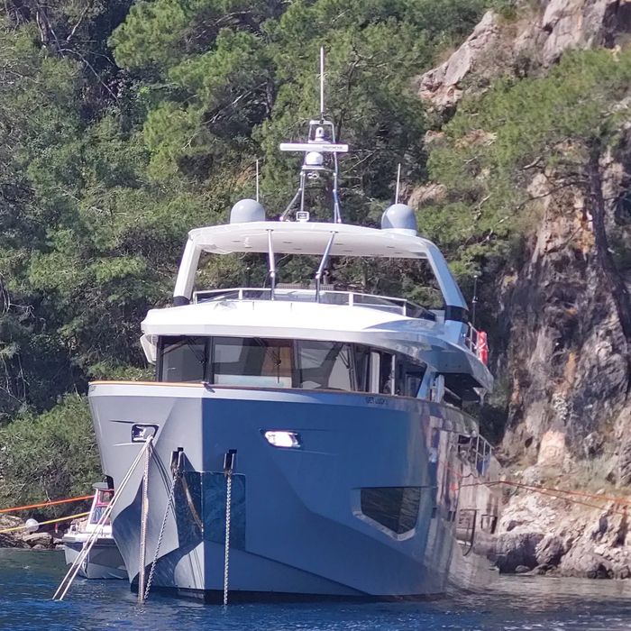 Get Lucky yacht exterior 2