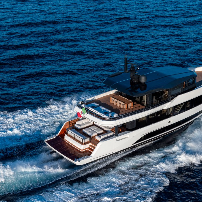 Gora yacht exterior 2
