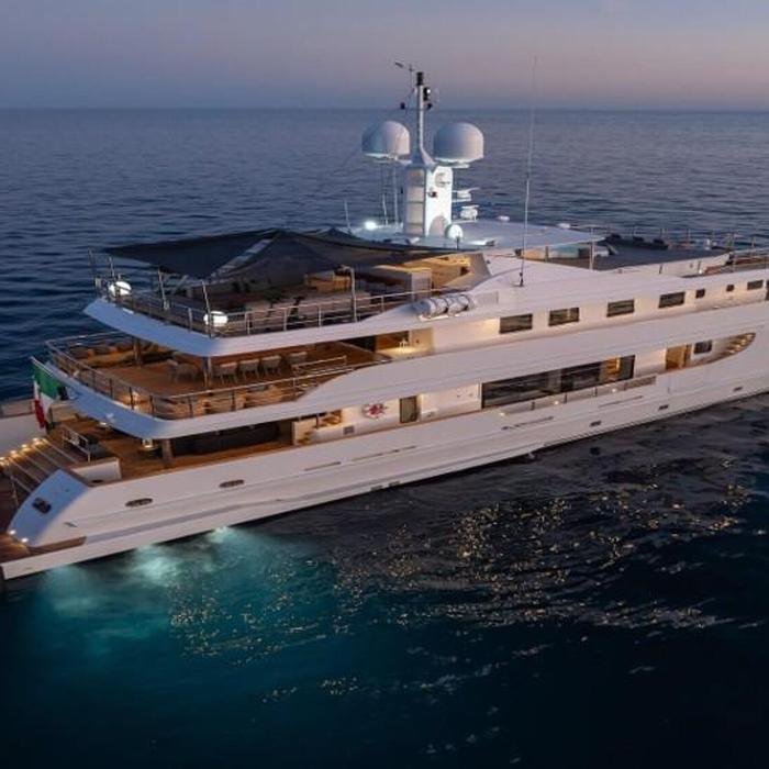 R23 yacht exterior 2