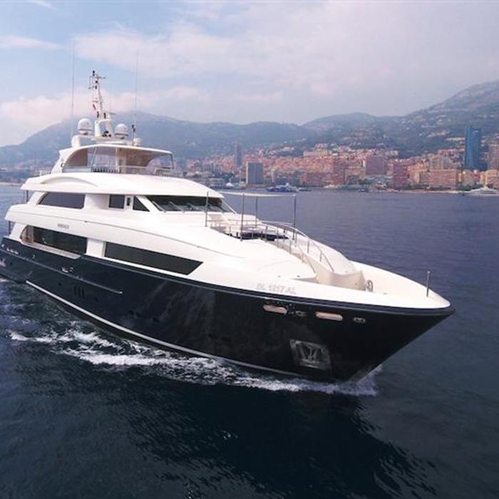 Beachm yacht exterior 2