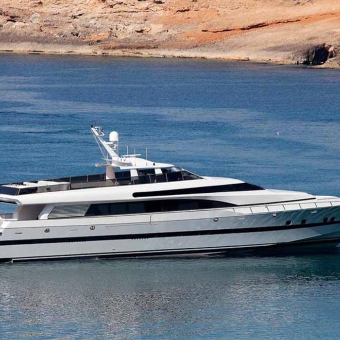 Foners yacht exterior 31