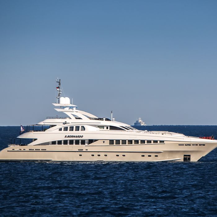 Sharkfinn yacht exterior 2