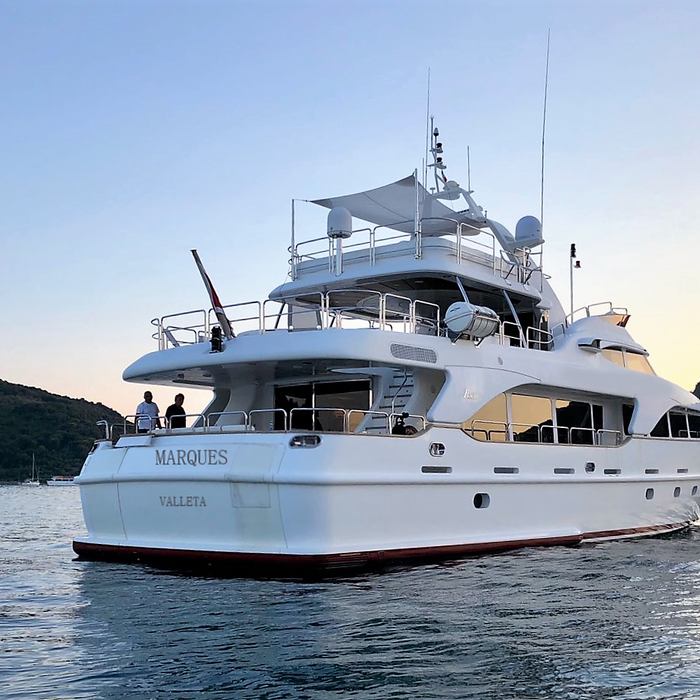 Nanou yacht exterior 2