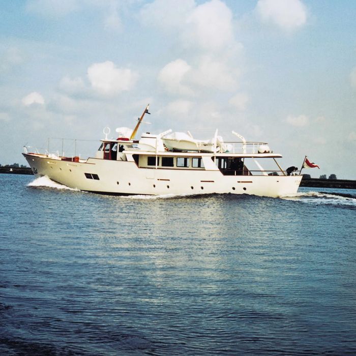 Sissi yacht exterior 2