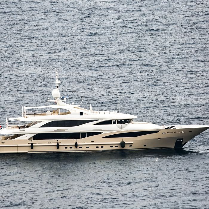 Belle Anna yacht exterior 2